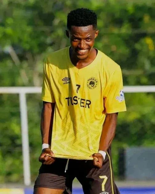 Futbolchi g'alaba qozonganidan keyin quvonmoqda