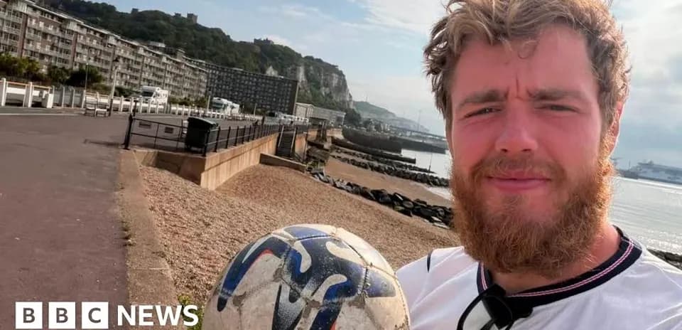 Kişi plyajda futbol to‘pi bilan selfi suratga olmoqda