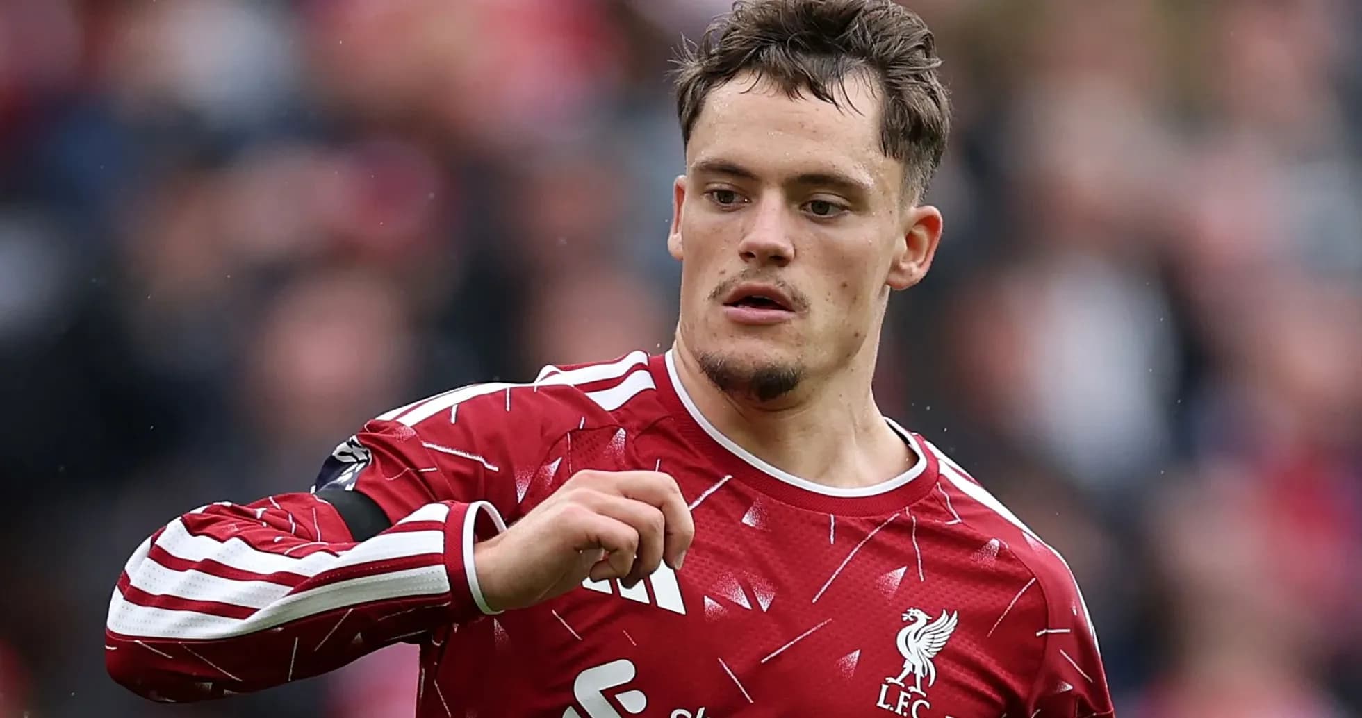 Futbolchi Liverpool formasida o'yin maydonida