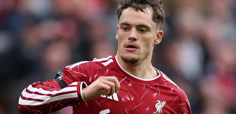 Futbolchi Liverpool formasida o'yin maydonida