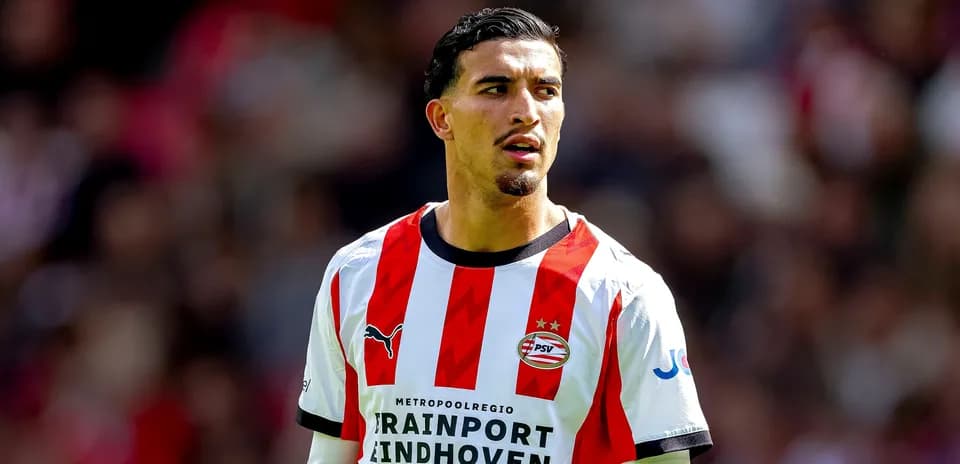 Futbolchi PSV formasi bilan maydonda turibdi