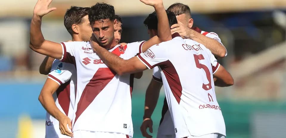 Futbolchilar gollarni nishonlashmoqda, bir-biriga quchoqlashmoqda