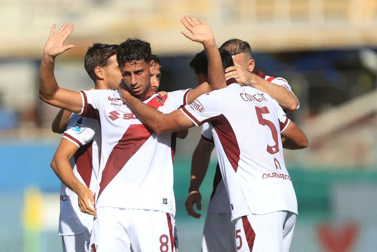 Futbolchilar gollarni nishonlashmoqda, bir-biriga quchoqlashmoqda