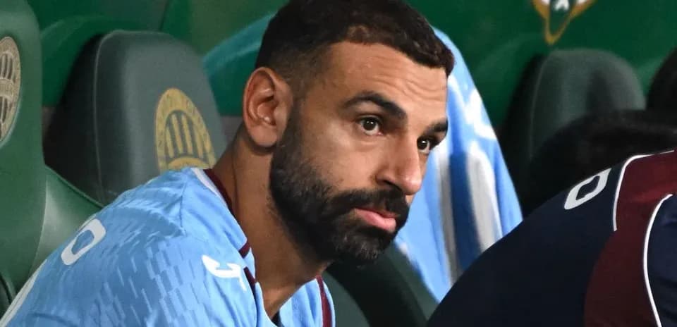 Futbolchi o'yin benchasida o'tiribdi