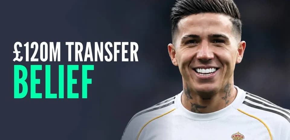 Futbolchi kulgusi bilan ko'rinmoqda, Real Madrid formasi