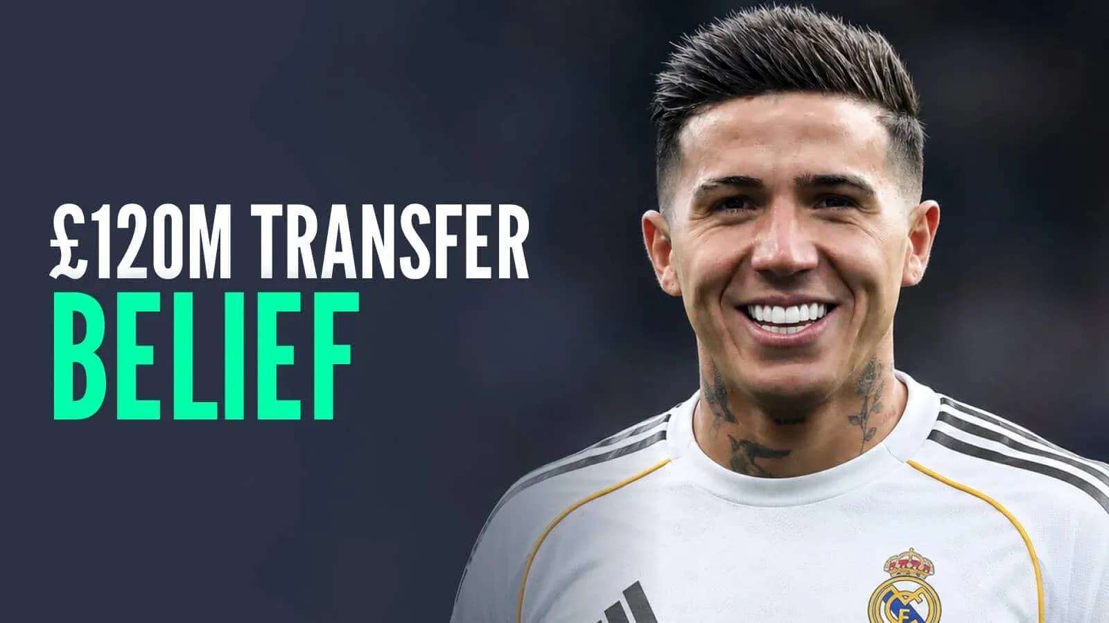 Futbolchi kulgusi bilan ko'rinmoqda, Real Madrid formasi