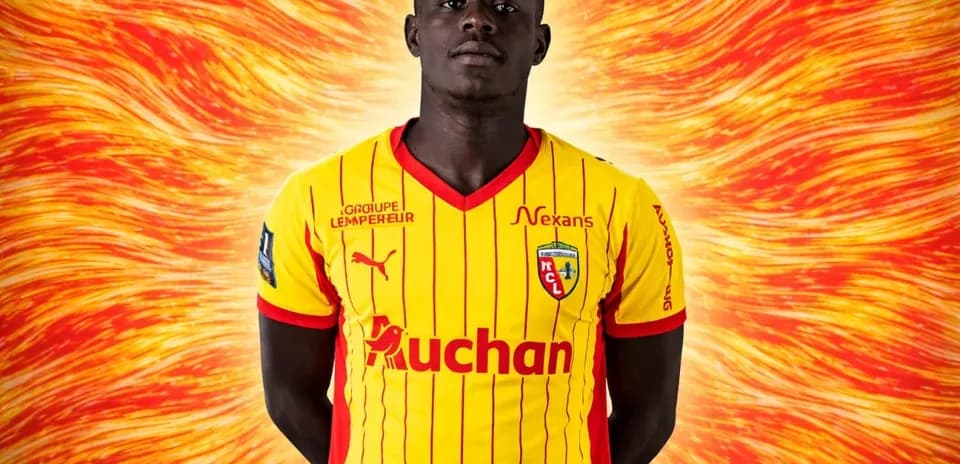 Futbolchi o'z jamoasi formasida, fon qizil rangda