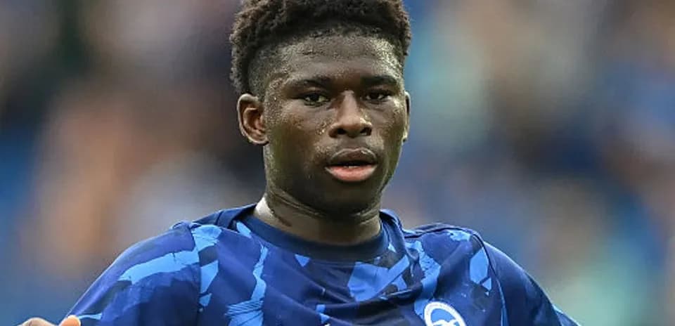 Futbolchi o'yin maydonida harakatda