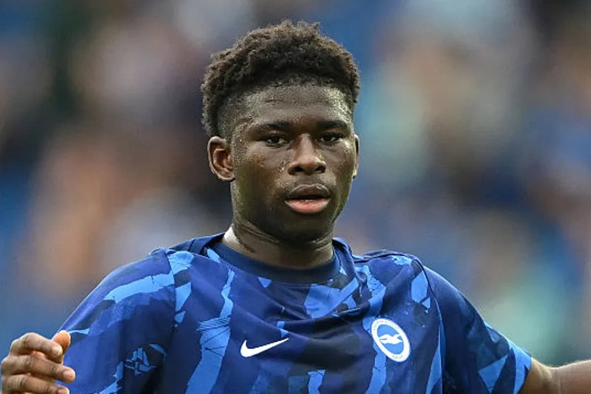 Futbolchi o'yin maydonida harakatda