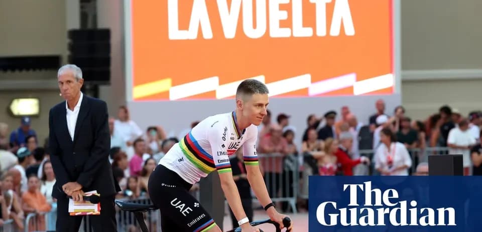 Velosipedchi podiumda tayyorgarlik ko'rmoqda, La Vuelta banneri