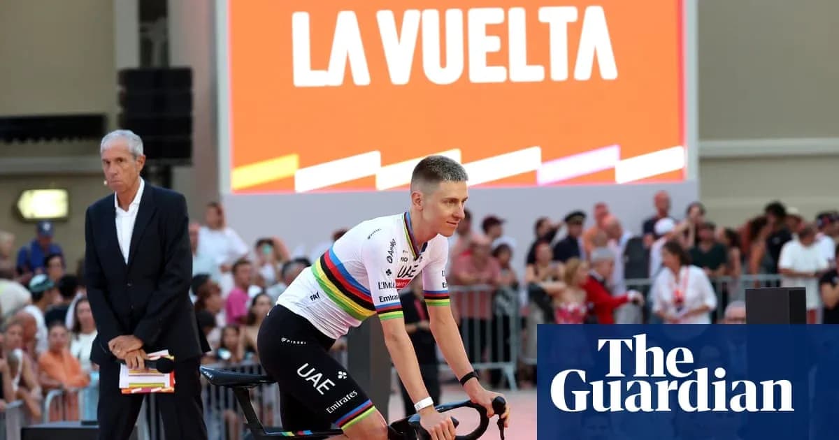 Velosipedchi podiumda tayyorgarlik ko'rmoqda, La Vuelta banneri