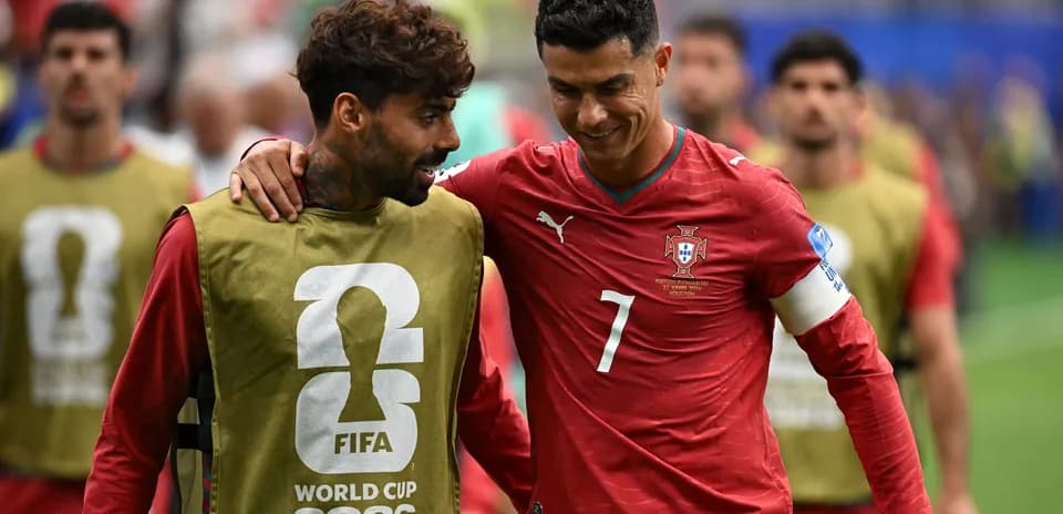 Ikkita futbolchi maydonda bir-biriga yaqinlashmoqda