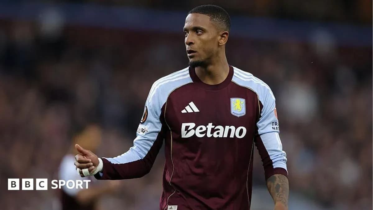 Futbolchi maydonda jamoasiga ko'rsatma berayotgan