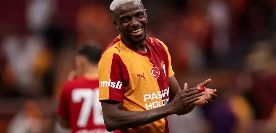 Futbolchi maydonda qo'lini chalqanayotgan ko'rinadi