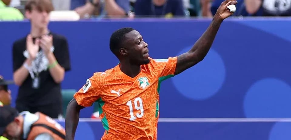 Futbolchi goli nishonlayotgan, Ivoriyada