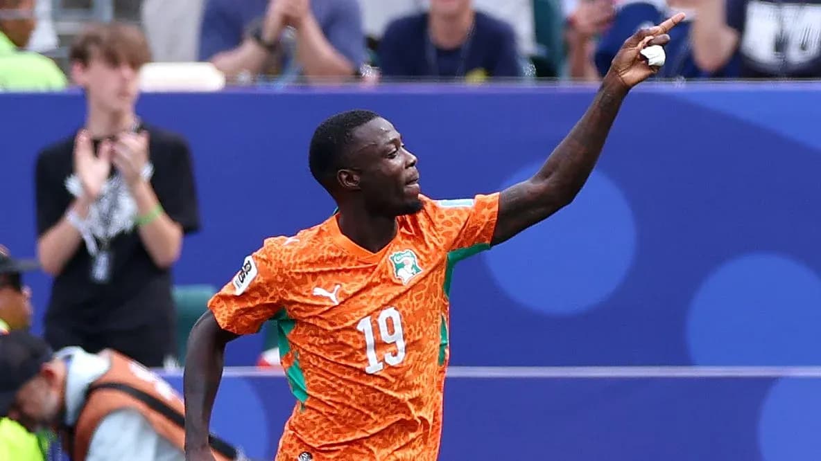 Futbolchi goli nishonlayotgan, Ivoriyada