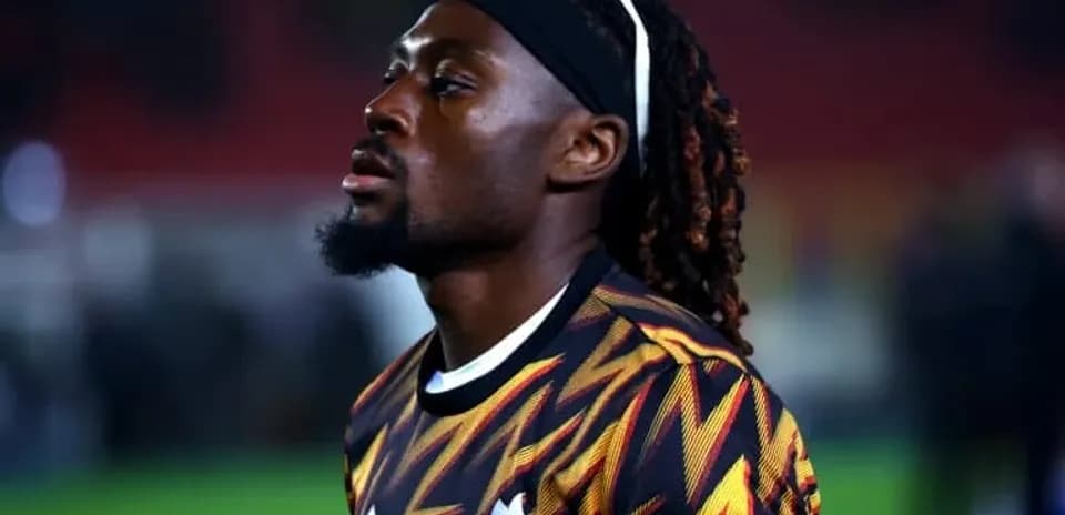 Futbolchi maydonda tayyorgarlik ko'rmoqda