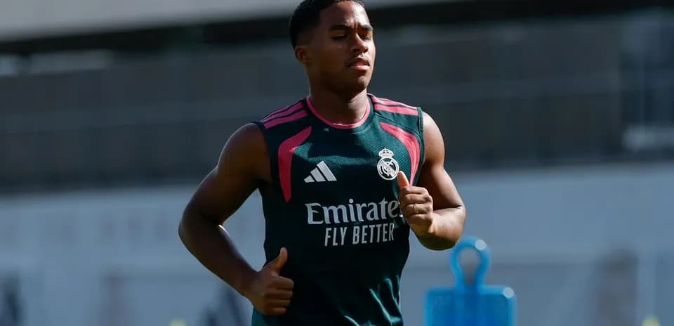 Futbolchi Real Madridda trening vaqtida yugurmoqda