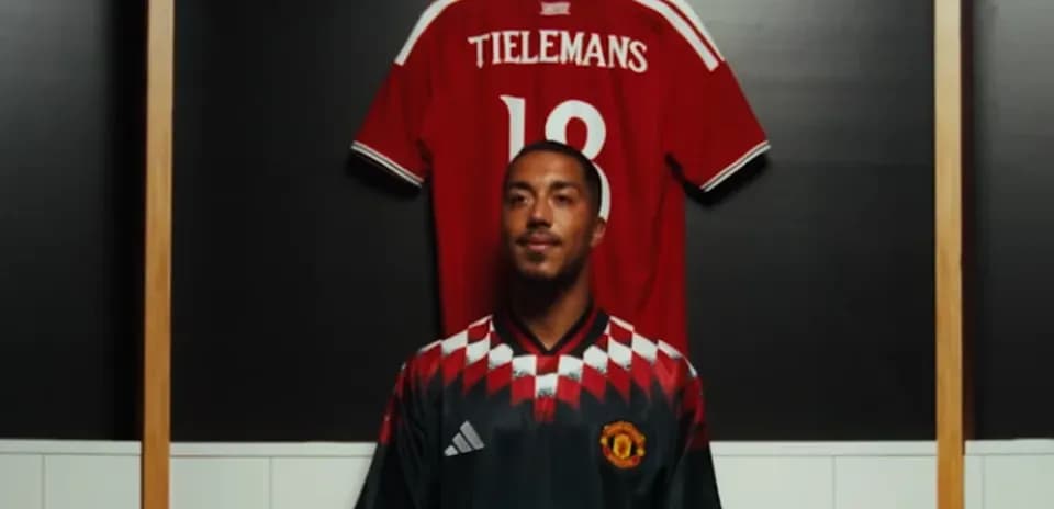 Futbolchi Tieleman jamoa formasida turibdi