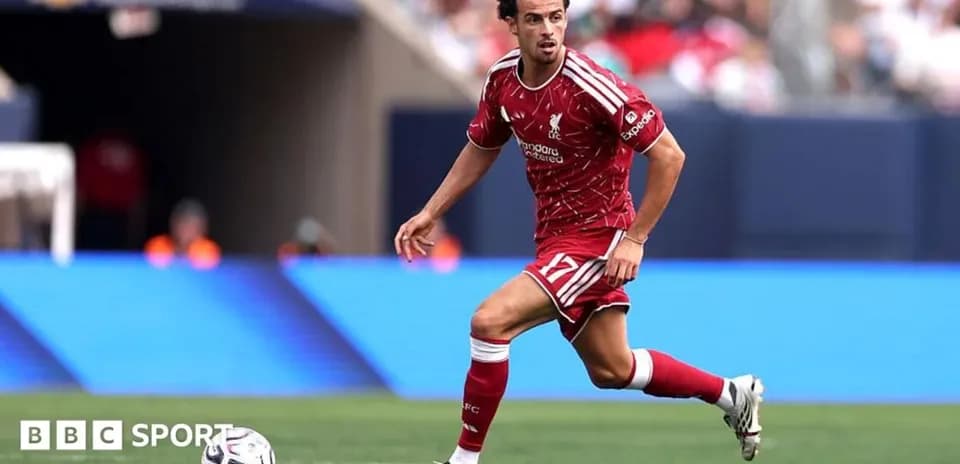 Futbolchi to'pni olib borayotgan paytda