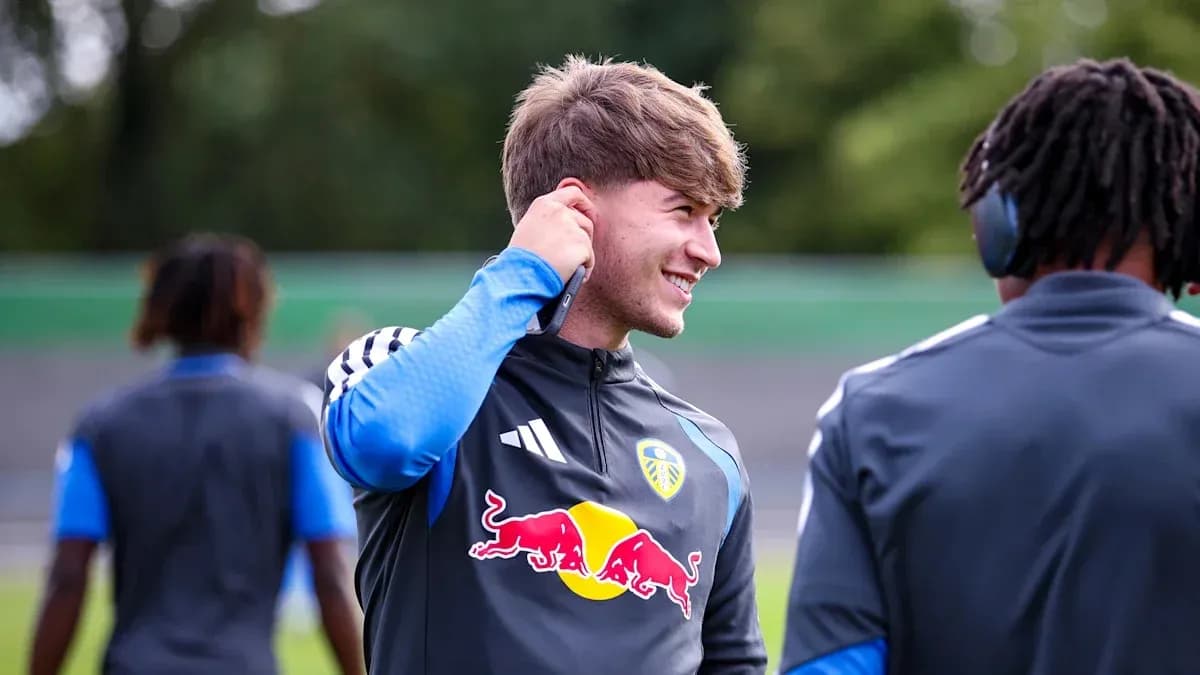 Futbolchi mashg'ulotida, musiqi eshitmoqda