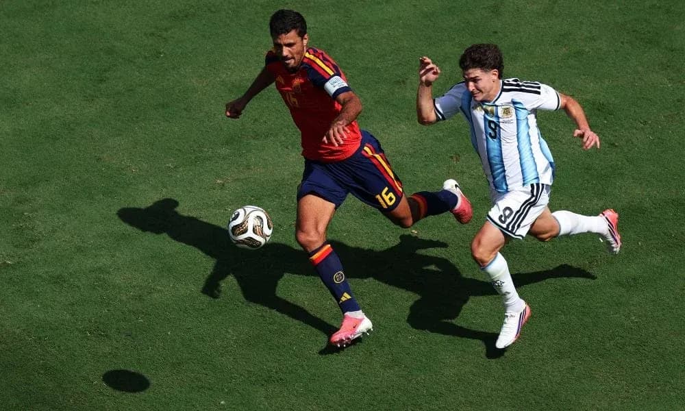 Ispaniya va Argentina futbolchilari to'p uchun kurashmoqda