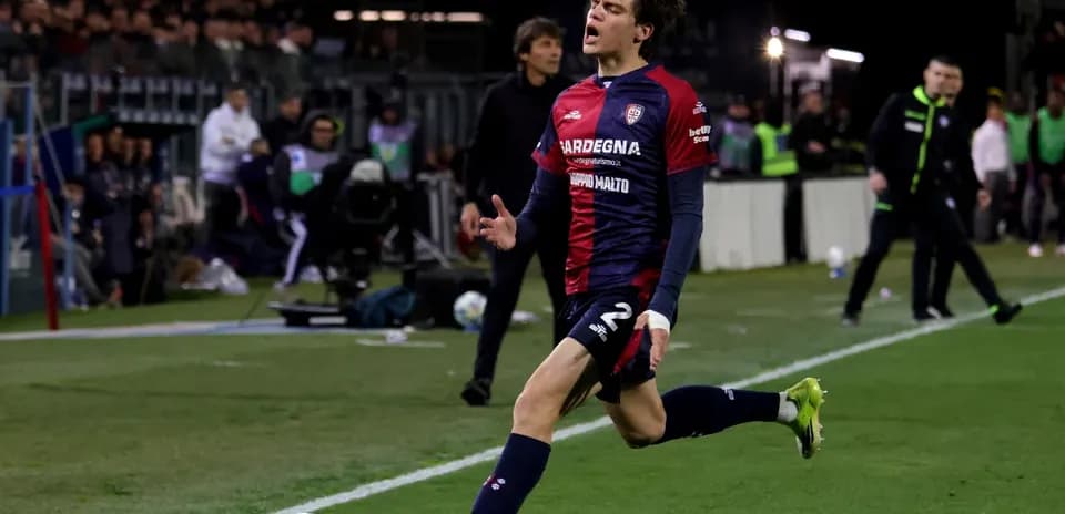 Futbolchi to'pni urib, maydonda harakatda