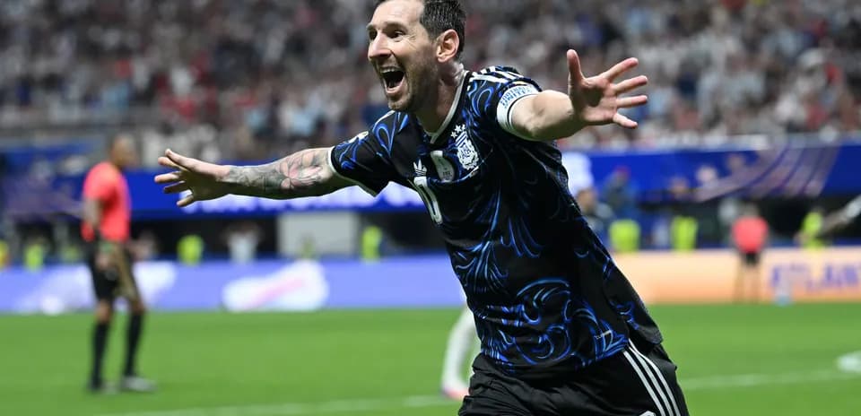 Futbolchi goli uchun nishonlayotgan futbolchi