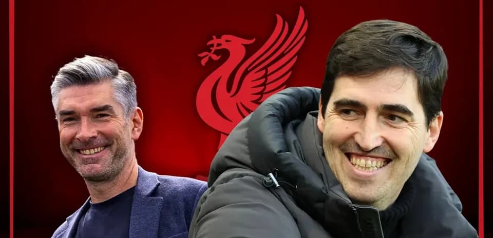 Ikkita murabbiy Liverpool logosi fonida tasvirlangan