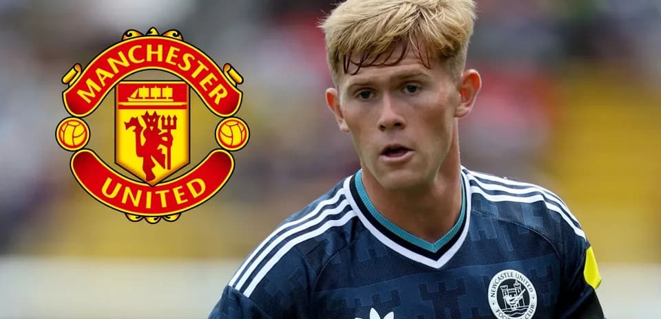 Futbolchi maydonda harakatda, Manchester United logosi bilan