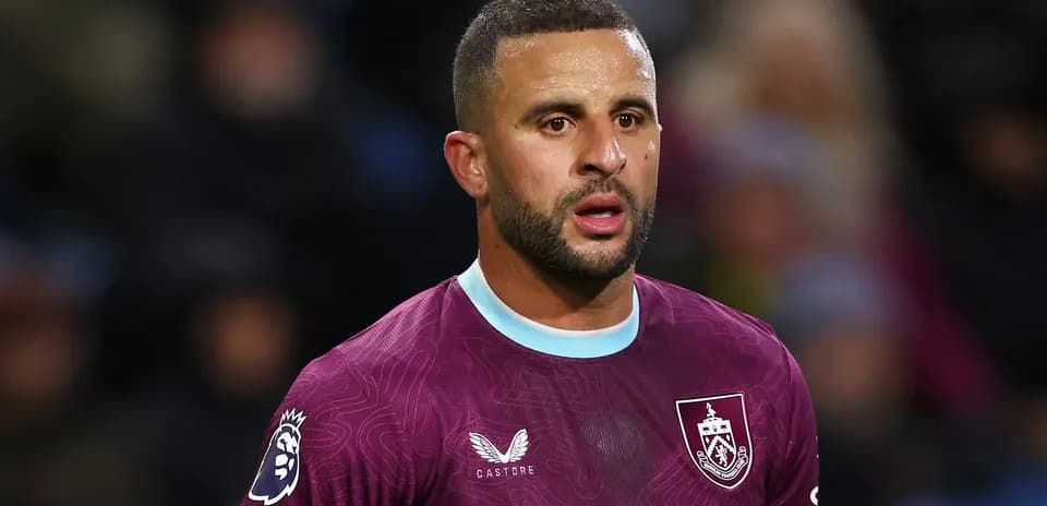 Futbolchi Burnley formasida maydonda turibdi