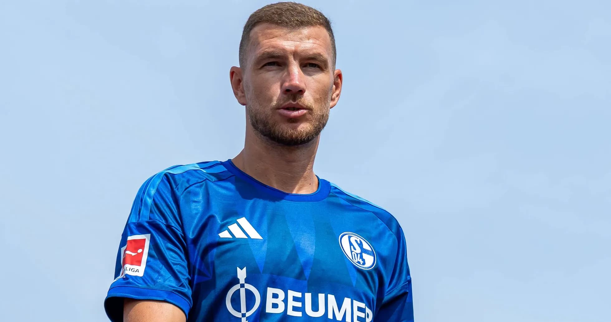 Futbolchi ko'k forma kiyib turibdi
