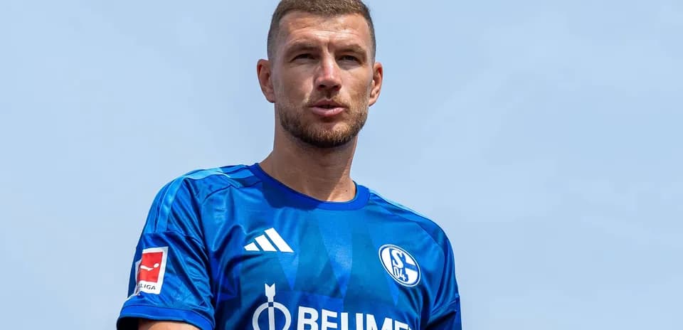 Futbolchi ko'k forma kiyib turibdi