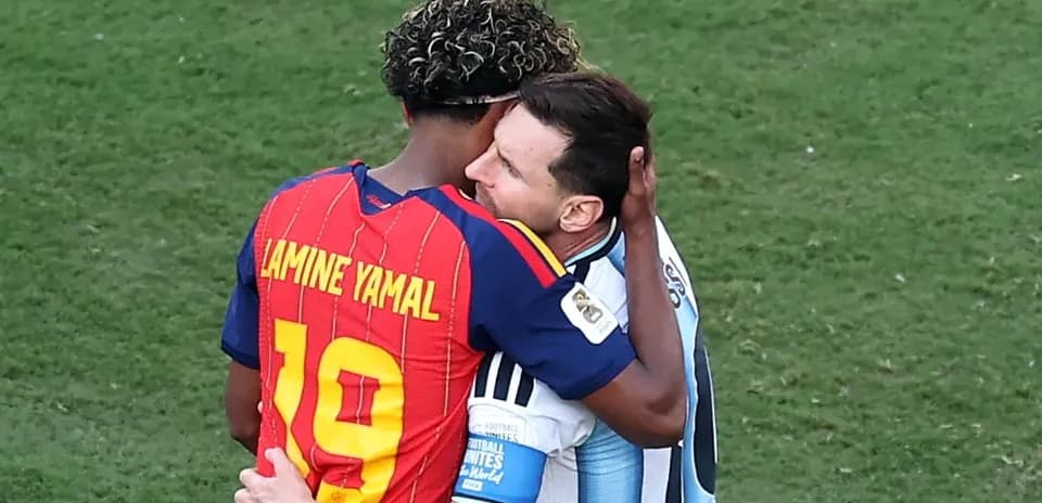 Ikkita futbolchi quchoq tutib turibdi