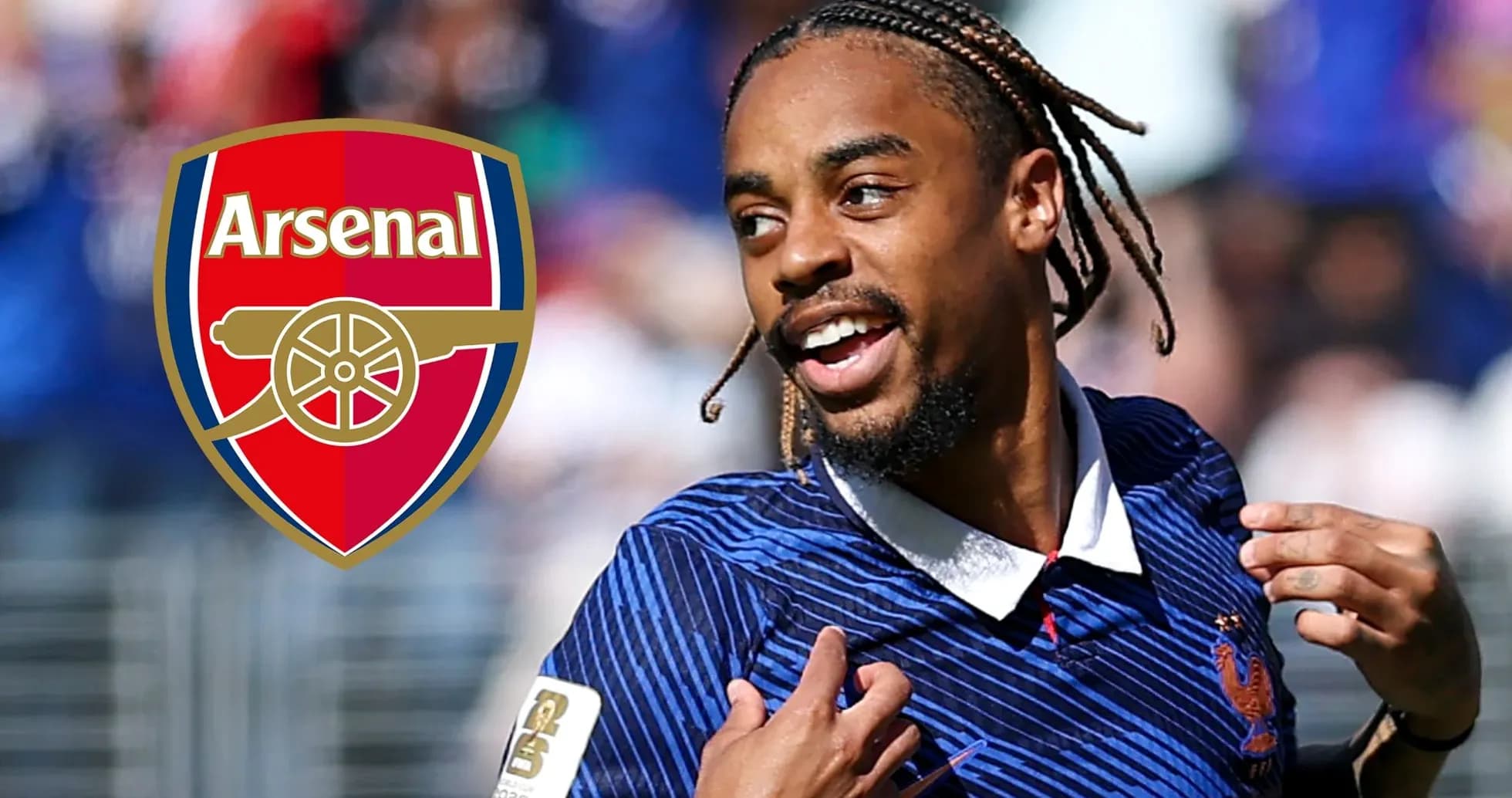Futbolchi Arsenal logosi bilan maydonda nishonlayapti