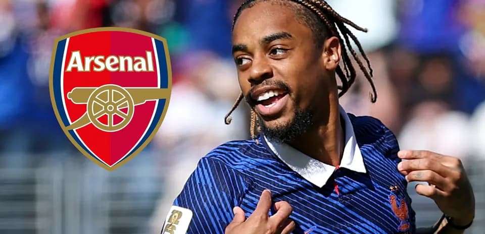 Futbolchi Arsenal logosi bilan maydonda nishonlayapti