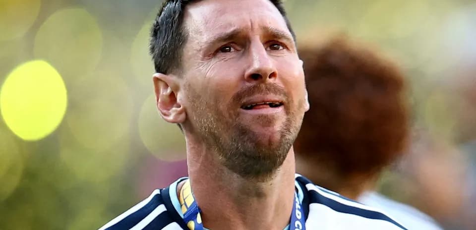 Futbolchi medal taqibida maydonda yurmoqda