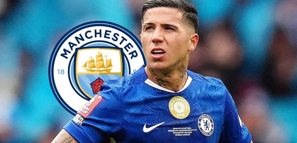 Futbolchi Chelsea formasida, Manchester City logotipi orqasida