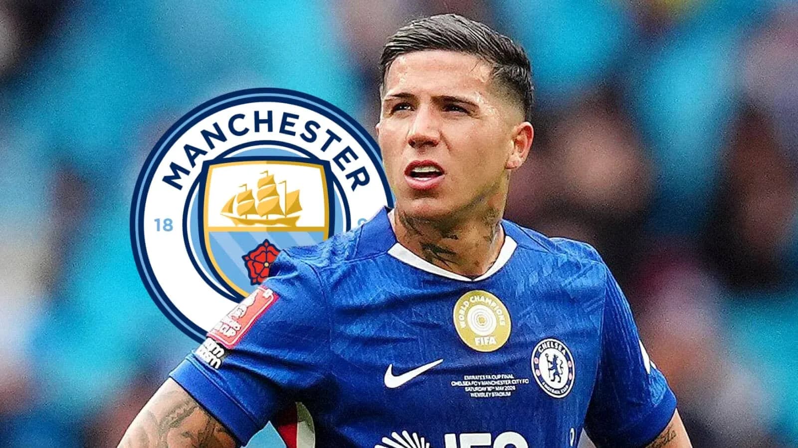Futbolchi Chelsea formasida, Manchester City logotipi orqasida