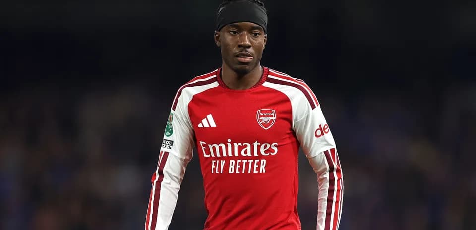 Futbolchi Arsenal formasida maydonda yuribdi