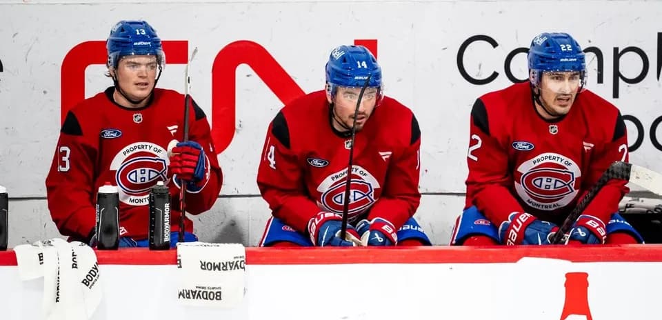 Montreal Canadiens players seated on the bench