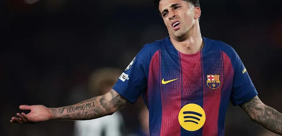 Futbolchi maydonda g'azablangan holatda