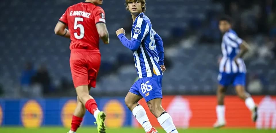 Futbolchilar maydonda harakatda, raqib yaqinida