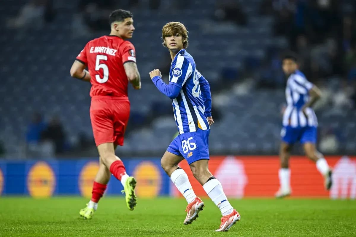 Futbolchilar maydonda harakatda, raqib yaqinida