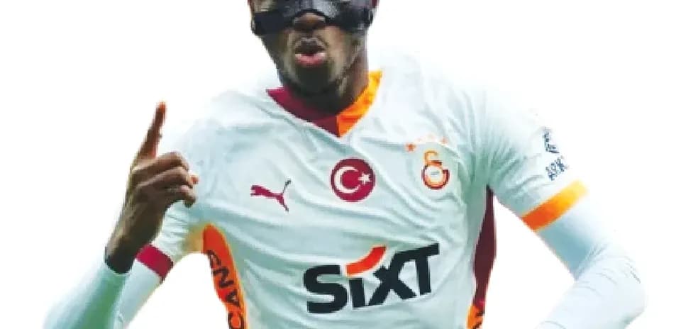 Futbolchi gol urganidan keyin qo'lni ko'taradi