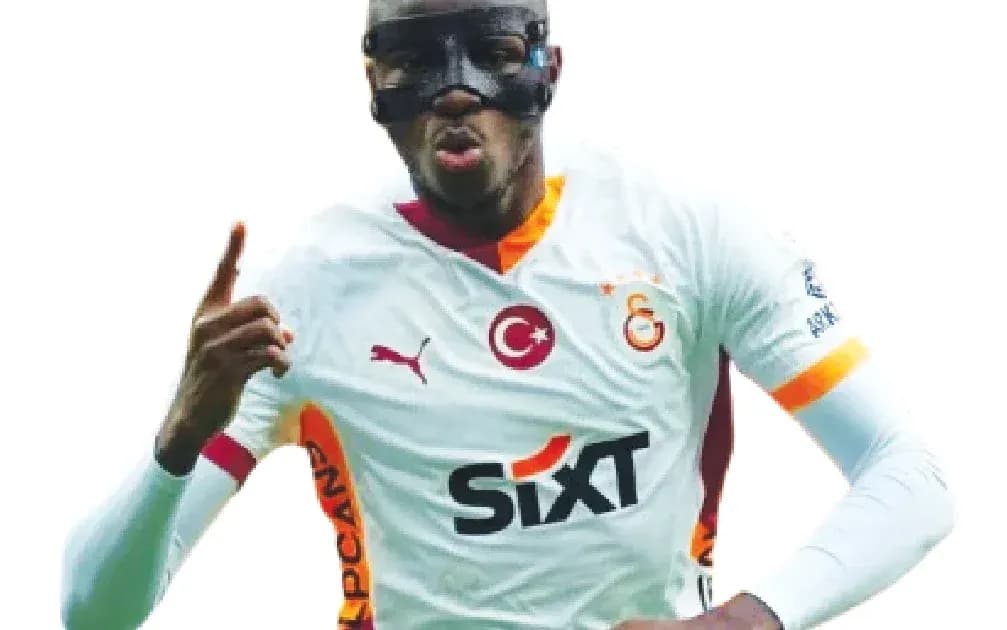 Futbolchi gol urganidan keyin qo'lni ko'taradi
