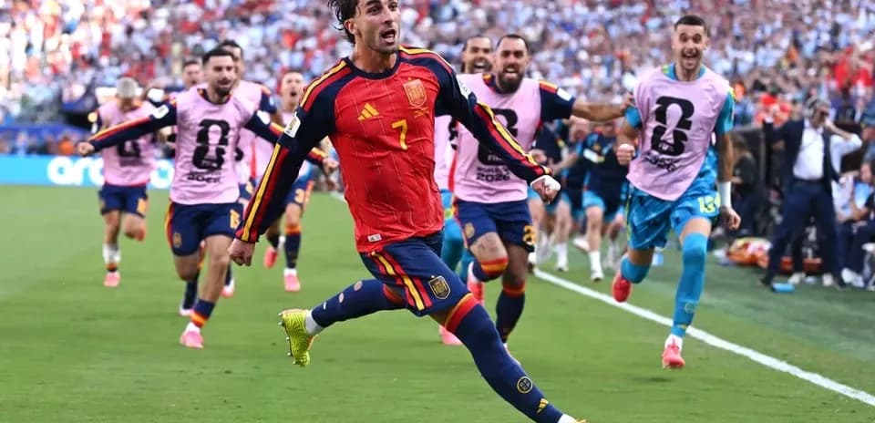 Ispaniya futbolchisi gol urib, jamoasi bilan nishonlayapti