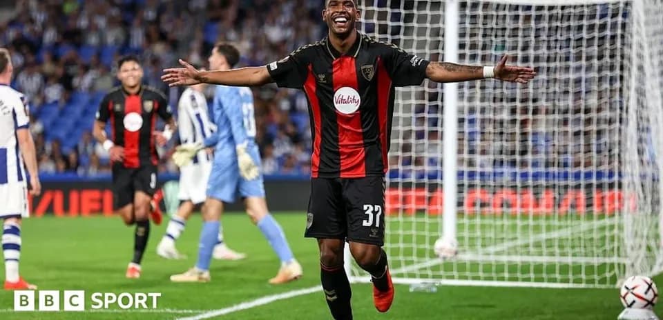 Futbolchi gol urganidan keyin quvonch bilan nishonlayapti