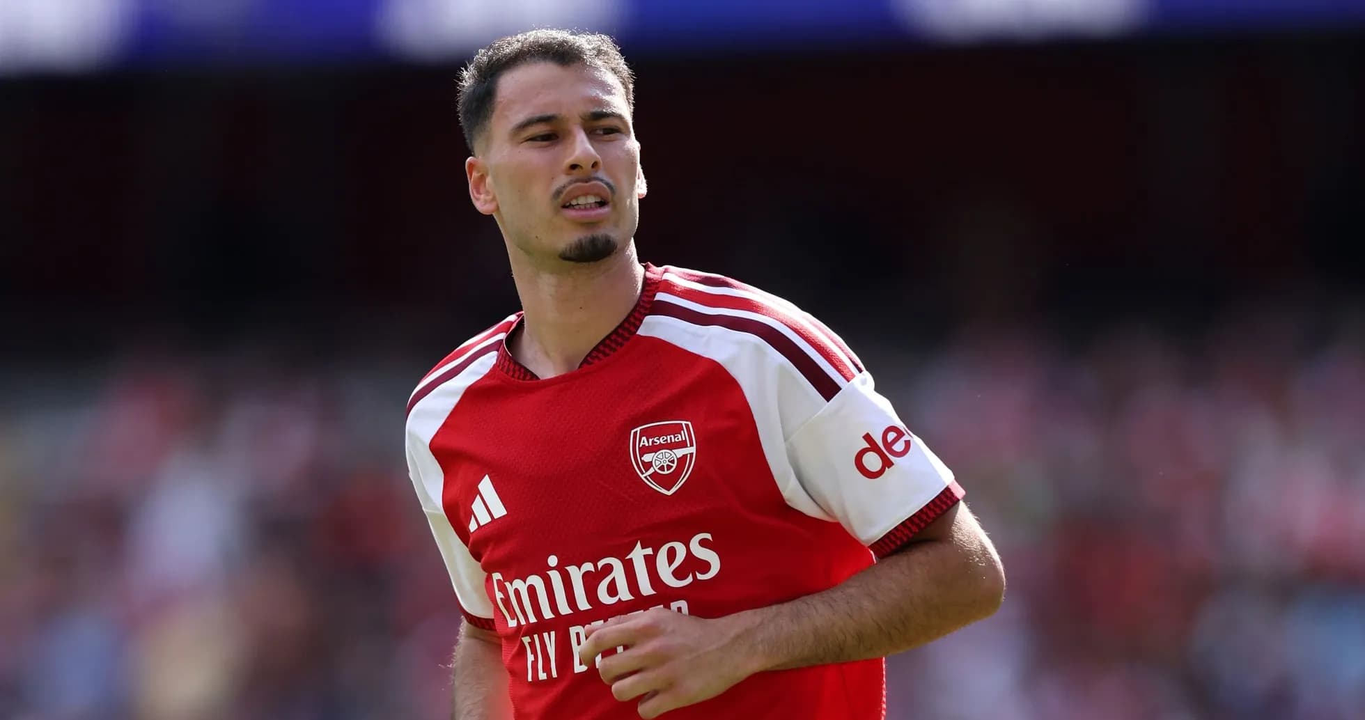 Futbolchi Arsenal formasida maydonda harakatda