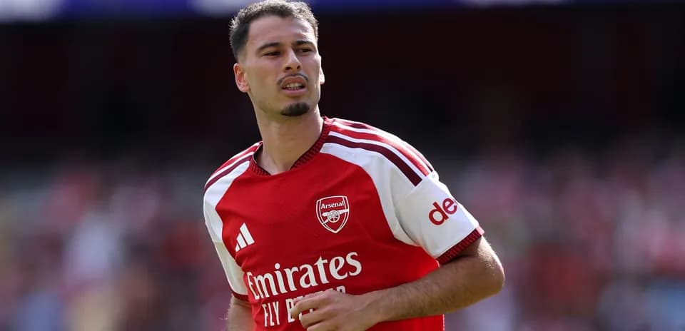 Futbolchi Arsenal formasida maydonda harakatda